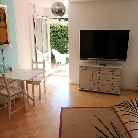 Ruhige, Helle Gartenwohnung, 3 Minuten Zur Bahn, 40 Minuten Zum Oktoberfest, 65 Qm Apartment *