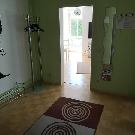 Ruhige, Helle Gartenwohnung, 3 Minuten Zur Bahn, 40 Minuten Zum Oktoberfest, 65 Qm Apartment *