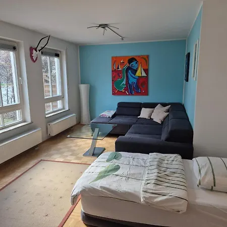 Apartman Ruhige, Helle Gartenwohnung, 3 Minuten Zur Bahn, 40 Minuten Zum Oktoberfest, 65 Qm