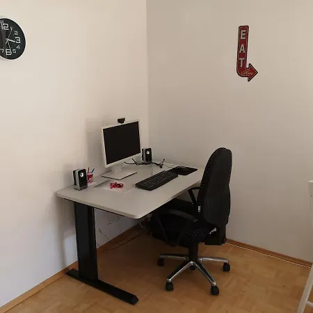 Apartman Ruhige, Helle Gartenwohnung, 3 Minuten Zur Bahn, 40 Minuten Zum Oktoberfest, 65 Qm *